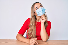 Esto es el caso contrario del anterior, y si bien la nariz y la boca están cubiertas, dejar la barbilla expuesta favorece que los virus entren en contacto con la piel de la cara y se transfieran fácilmente a los ojos, nariz o boca. Por eso, asegúrate que tu mascarilla se adecúe correctamente a tu cara para obtener el mejor rendimiento.