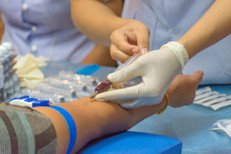 Existe un trastorno genético llamado hemocromatosis que afecta la capacidad del cuerpo para controlar la cantidad de hierro absorbido, aumentando su presencia. Para evitar los problemas anteriormente mencionados, los profesionales recomiendan consumir dietas bajas en hierro, eliminar los suplementos de este mineral y realizar flebotomías (extracciones de sangre regularmente).