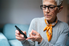La diabetes tipo 1 es una enfermedad autoinmune, que ocurre porque el sistema inmunitario ataca y elimina por error las células productoras de insulina en el páncreas. Aún se desconoce su causa, aunque se cree que la genética, factores ambientales y la intervención de algún virus podría desencadenar esa respuesta inmunitaria. Esta afección no es prevenible.