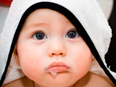 Se trata de un líquido claro que se fabrica dentro de tu boca, por las glándulas salivales, las 24 horas del día. Su constitución es mayormente de agua, en un 99%, mientras que el resto está integrado de otros compuestos, como minerales y proteínas, según la Fundación Nemours.