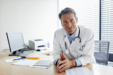 Aunque popularmente se asocia la ingesta diaria de aspirina a la prevención de problemas cardiovasculares, recientes estudios aseguran que las personas sanas no deben hacerlo. Incluso su uso regular se ha visto envuelto de controversia. Por ello, antes de tomar cualquier decisión, procura consultar a un profesional de la salud.