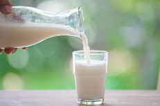 Cuando elijas alternativas de leche o derivados, selecciona los descremados o leche de soya fortificada. Cada tipo de leche ofrece los mismos nutrientes clave, como calcio, vitamina D y potasio, pero la cantidad de calorías varía. Los niños mayores, adolescentes y adultos necesitan 3 tazas de leche por día, mientras que los niños de 4 a 8 años necesitan 2 y ½ tazas y los de 2 a 3 años, 2 tazas.