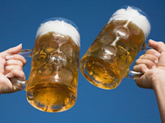 Un vaso medio de cerveza, bebida tradicional del fin de semana, contiene unas 150 calorías... el problema es que pocos logran tomar sólo un vaso, con la sed, el ambiente, la reunión social, todo presionando al paladar. Una opción es la versión light, pero la mejor alternativa, aseguran los expertos, es alejarse de la tentación.