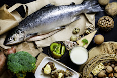 Es esencial que la actividad física regular sea acompañada por una alimentación sana. Evita el alcohol y la fructuosa y grasas trans que contienen los refrescos, comidas rápidas y productos ultraprocesados. En su lugar, aumenta los ácidos grasos poliinsaturados omega 3 y omega 6, consumiendo pescado magro, aceite de oliva y frutos secos. 