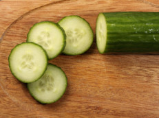 Su alto contenido en silicio, agua y otros minerales, lo hacen un excelente para el cuidado de la piel. Además, su rico contenido en ácido ascórbico (vitamina C) y ácido cafeico ayudan a aliviar la irritación y reducir la inflamación de varias lesiones cutáneas, entre ellas la dermatitis. Puedes triturar un par de pepinos y aplicarlos sobre la piel durante media hora.