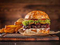 Si curar la resaca quieres, una hamburguesa no debes. Existe la creencia que las comidas grasosas absorben el alcohol del cuerpo. No obstante, lo único que pasa es que se retarda el vaciamiento gástrico, pero no se previenen los efectos de la resaca.