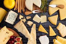 El queso es para muchos un alimento infaltable de sus platillos, existen muchos tipos y sabores, pero en su mayoría comparten proporciones nutritivas. Una rebanada de queso tiene 28 mg. de colesterol y una gran cantidad de calcio. Y aunque son ricos en grasas saturadas, la evidencia científica señala que los lácteos altos en proteínas y bajos en carbohidratos podrían disminuir la grasa corporal.