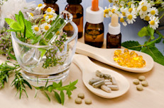 Es un conjunto de sistemas, prácticas y productos que usualmente no se consideran parte de la medicina convencional y que puede incluir el uso de suplementos herbales, vitaminas y minerales, terapias como la acupuntura, homeopatía o hipnosis. Estas terapias no siempre son aprobadas por las autoridades o reconocidas por las compañías de seguros, y algunas no han cumplido con pruebas clínicas rigurosas. Consulta con tu proveedor de atención médica.