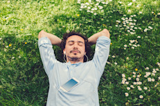 Otro error común. Los autores del estudio calificaron esta creencia como nada veraz y, además, puede traer consecuencias para la salud. Se lee en el estudio que "las funciones endocrina, cardiovascular, metabólica y cognitiva son diferentes durante la vigilia que en la fase REM del sueño".
