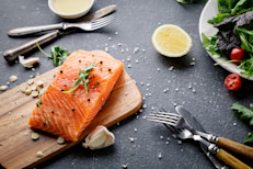 Los ácidos grasos Omega 3 son emolientes, humectantes naturales que revitalizan la piel seca. Ciertos pescados, como atún, caballa, arenque, salmón y sardinas, los frutos secos y vegetales de hoja verde son ricos en ácidos grasos y proteínas, ambos nutrientes esenciales y necesarios para ayudar en la reparación de las células cutáneas dañadas.