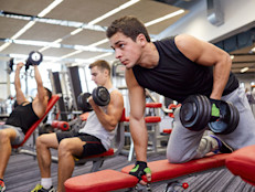 Ir al gimnasio también se puede convertir en una rutina. Realizar siempre los mismos entrenamientos es similar a entrar en una zona de confort. Para evitar esto los entrenadores recomiendan ejercitar otras áreas del cuerpo, probar otros aparatos, así como intercalar intensidades y tareas.