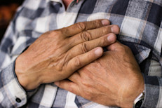 La evidencia científica que respalda las propiedades cardioprotectoras de la aspirina es basta. Este medicamento sería capaz de reducir el riesgo de ataques cardíacos o cerebrovasculares debido a que obstaculiza la formación de coágulos, que pueden bloquear la circulación de la sangre a distintas partes del cuerpo y ocasionar problemas graves de salud, e incluso la muerte.