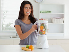 Al preparar el jugo se extrae todo el líquido de la frutas o vegetales, descartando la fibra, que es tan saludable para la digestión. Por eso una opción más saludable es utilizar la licuadora, que permite aprovechar todo el alimento. Hablamos de "batidos" o "licuados". A continuación, te presentamos los mejores para regular la digestión: