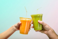 Lo que tomas es tan importante como lo que comes. Muchas bebidas contienen azúcares añadidos y ofrecen pocos o ningún nutriente, mientras que otras pueden proporcionar nutrientes pero demasiada grasa y calorías. Aquí tienes algunos consejos de entes oficiales para tomar las mejores decisiones sobre las bebidas.