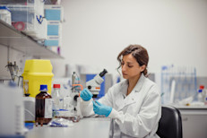 La gota es una enfermedad causada por el exceso de ácido úrico en la sangre –o lo que es lo mismo, por la hiperuricemia– y la consecuente formación y acumulación de cristales de este ácido úrico en distintas partes del organismo, muy especialmente en las articulaciones, lo que causa una hinchazón y un dolor extremo. 