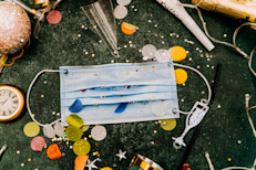 Para prevenir los contagios de coronavirus los expertos aconsejan cumplir con el calendario de vacunación, limitar las reuniones o festejos familiares, evitar los contactos sociales los días previos al encuentro, realizar las fiestas en espacios con buena ventilación o al aire libre, no compartir vasos y utensilios, y cumplir en todo momento con el distanciamiento físico, uso de barbijo y medidas de higiene.