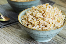 El arroz blanco, las papas blancas y los productos hechos con harina blanca, como panes, panecillos y galletas, son carbohidratos refinados y causan inflamación. Pero no todos los carbohidratos son necesariamente problemáticos, existen opciones saludables como los cereales integrales, avena, quinua o yogur.
