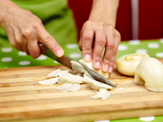 Para ello debes hervir varias cebollas cortadas en rodajas y después machacarlas hasta formar una pasta, añade unas cucharadas de miel. Deja reposar y toma 2 ó 3 veces al día (una cucharada grande, o 2 pequeñas).
