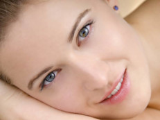 ¿A quién no le gustaría tener un cutis impecable y luminoso? Tener una piel radiante y saludable no requiere invertir una fortuna en cremas cosméticas y tratamientos de belleza; la piel refleja nuestros hábitos alimenticios y es por eso que la dieta y los nutrientes que consumimos son fundamentales en su cuidado. Conoce qué alimentos debes incorporar a tu lista...