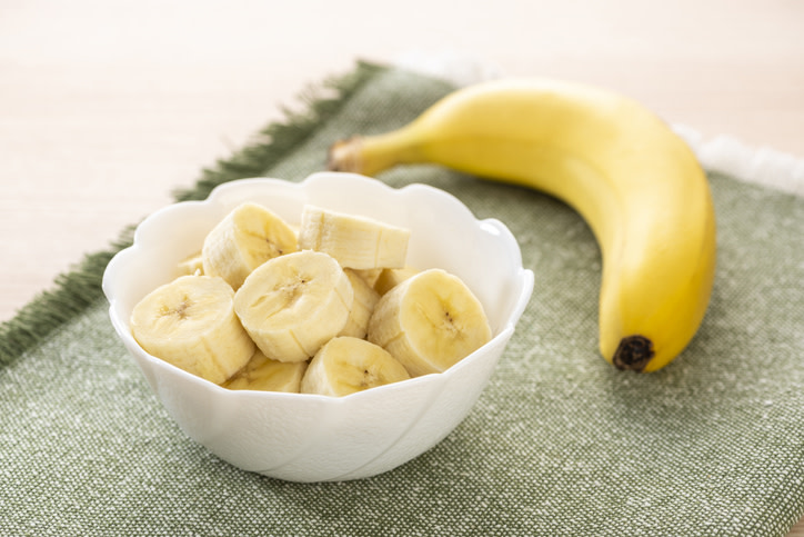 La banana es uno de los alimentos más completos y el más consumido en EE. UU. Puedes comerlas directamente cuando están maduras, o incluirlas en ensaladas, jugos, batidos o acompañarla con cereales. Cuál sea tu opción favorita, consumiéndola regularmente podrás obtener las siguientes bondades: