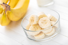 Cierto, L‑tirosina no es un alimento, sino un aminoácido que podría prevenir los ataques de ansiedad. Normalmente se lo encuentra en las bananas, soya, zapallos, o aguacates. Sus propiedades se estudiaron en pacientes que sufren ansiedad, encontrando que es capaz de reducir los niveles de estrés. 