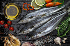 Los ácidos grasos Omega 3, que pueden encontrarse en pescados, también se vinculan a una reducción de la inflamación y mejoría de las enfermedades autoinmunes. Aunque la evidencia disponible sobre sus efectos en la psoriasis es moderada, se cree que podría ser de ayuda, especialmente si se recurre al aceite de pescado en lugar de los suplementos.