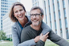 Aunque se asocia a la edad avanzada, la mejor prevención comienza temprano. Así seas un hombre menor de 65 años o una mujer que no se acerca a la menopausia, puedes seguir estas estrategias que recomienda la Escuela de Medicina de Harvard para fortalecer tus huesos y protegerlos contra la osteoporosis.