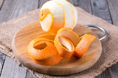 Las naranjas no sólo ayudan a reducir la presión arterial y los niveles de cortisol, sino que, además, la vitamina C que poseen es útil para promover la sensación de calma. Incluso algunos expertos creen que el mismo proceso de pelar la naranja puede ayudar a relajarse a las personas muy nerviosas.