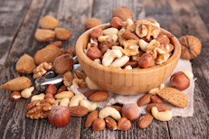 Los frutos secos, como almendras, castañas o nueces, se caraterizan por ser una excelente fuente de grasas "saludables". Esto permite que reduzcan el riesgo de enfermedades cardiovasculares, ayuden a controlar el peso y aumenten el colesterol "bueno". Sin embargo, también existe evidencia que señala que serían ideales para reducir el azúcar en sangre y la resistencia a la insulina.