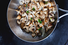 Agregar cebolla a tus platos es una excelente manera de potenciar su sabor sin tener que recurrir a salsas o ingredientes artificiales. Además, es baja en sodio y no contiene grasas.