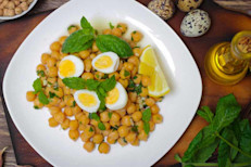 En lugar de usar de base una capa de lechuga, prepara tu plato con garbanzos o frijoles, maíz, vegetales trozados, aguacate, semillas de girasol o nueces. Agrégale queso cottage, carnes magras, atún y crutones. Usa como aderezo vinagre o aceite de canola. Las salsas cremosas envasadas tienen más calorías, pero también gran contenido de grasa saturada. 