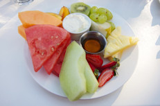 Bienvenidas sean las fresas frescas, manzanas, peras, uvas, melocotones, nectarinas, arándanos, kiwi, albaricoques, moras, cerezas, melones, mangos, melón y sandía. Y reduce o evita los plátanos, cítricos, piñas, clementinas, frambuesas, ciruelas, papayas, maracuyá, higos, dátiles, pasas y aguacates. También evita las frutas secas conservadas con sulfitos. 