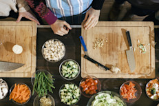 Para prevenir una intoxicación alimentaria y evitar problemas digestivos comunes, como náuseas, diarrea, dolores y calambres abdominales, debes: lavar bien tus manos con agua y jabón (antes y después de comer, antes de cocinar y después de ir al baño), lavar bien las verduras y frutas, cocinar bien las carnes, mantener limpios los ambientes para cocinar, y lavar bien tus utensilios de cocina.