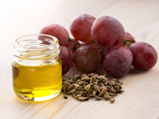 El aceite de semillas de uva es una gran fuente de vitamina E, y está recomendado por la Asociación Estadounidense del Corazón. Según distintas investigaciones, es eficaz para reparar los vasos sanguíneos dañados o debilitados, para la retinopatía diabética, el edema en brazos y piernas, y el colesterol alto. 