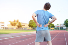 El dolor de espalda puede deberse a distintos factores: edad, herencia genética, sobrepeso y actividades que provocan tensión continua. Los traumatismos y las enfermedades degenerativas, como la artritis y osteoporosis, también se encuentran entre los principales responsables. 
