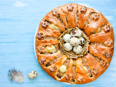 Se  trata de una masa liviana preparada con levadura, leche, huevos, azúcar y manteca. Se decora con crema pastelera, frutas confitadas y azúcar granulada y puede  tener también huevo duro, como símbolo de la Pascua.  Si se prepara con crema pastelera light y azúcar light, tiene 260 calorías por porción. 