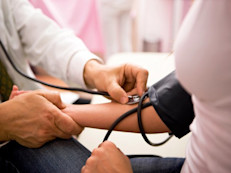 Según el Dr. Marvin Moser, de la Fundación para la Educación sobre Hipertensión, “Tomar mucho alcohol elevaría la presión arterial y el riesgo de hipertensión; esto es peligroso para los diabéticos porque presión arterial alta los haría más propensos a complicaciones como retinopatía, problemas renales o enfermedad cardíaca”.