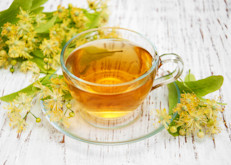 Es una infusión que se hace con las flores de algunas de las especies del tilo. Tiene propiedades antiespasmódicas y relajantes, muy efectivas para estimular la digestión de personas nerviosas y disminuir el estrés. Se consigue en las herboristerías, y se puede comprar suelta o en saquitos.