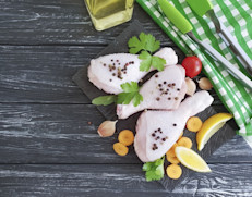 Con respecto al aporte calórico, este puede variar según las diferentes partes del pollo. Por ejemplo, una porción de 100 g de pechuga aporta 195 calorías, 100 g de muslo de pollo aportan 209 calorías, y 100 g de alitas de pollo aportan 203 calorías. La carne de pollo, como parte de una alimentación saludable (también rica en cereales, legumbres, frutas y vegetales), puede ofrecer diferentes beneficios para la salud: