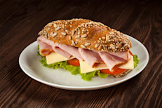 Aunque los sándwiches son opciones versátiles y sencillas de preparar para conformar el almuerzo, pueden causar problemas gastrointestinales, incluida hinchazón. Esto se ve más claro entre las personas que padecen una afección denominada sensibilidad al gluten no celíaca, que implica no poder tolerar el gluten y lidiar con síntomas similares a los de las personas con enfermedad celíaca.