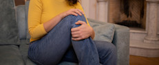 El dolor de rodilla es uno de los problemas de salud más comunes, y una de las principales causas por las que las personas visitan al médico. Cuando no se trata de una afección seria, los expertos aseguran que se pueden ver cambios tomado medidas de cuidado personal, como hacer actividad física regularmente (preferentemente aeróbica), o perder el exceso de peso. Sin embargo, hay otro aspecto importante que suele pasar desapercibido: la dieta.