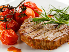 La carne vacuna es uno de los alimentos más ricos en nutrientes esenciales, siendo la fuente principal de proteínas, además de aportar hierro, fósforo, selenio, vitamina B12 y Zinc, según el Departamento de Agricultura de EE.UU. (USDA). Pero se deben elegir los cortes magros.