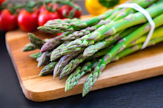 Ciertos compuestos de los espárragos, como quercetina, kaempferol, o antocianinas (en los espárragos morados), aportan propiedades antioxidantes. Estas son esenciales para proteger al cuerpo contra los efectos de los radicales libres, moléculas inestables que afectan a las estructuras celulares sanas, promoviendo la aparición de distintas enfermedades. 