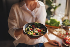 Parece una obviedad, pero un aspecto muy importante para prevenir los problemas gastrointestinales es cuidar la alimentación. Los profesionales recomiendan evitar o limitar los alimentos grasosos, fritos, azucarados y difíciles de digerir, a la vez que se incorporan alimentos ricos en fibra, como frutos secos, cereales, y frutas, como cerezas, uvas, o pimientos.