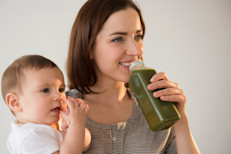 Si optas por tomar jugo envasado, asegúrate de que la etiqueta indique que es jugo 100% puro, sin azúcar agregada. Si te gusta tomar jugo por la mañana pero no quieres los carbohidratos del jugo de fruta, prueba jugo vegetal con bajo contenido de sodio. Es una excelente alternativa pues 1 taza solo tiene 50 calorías y 10 gramos de carbohidratos.