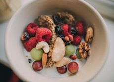Los hidratos de carbono complejos son fundamentales. Es decir, consume más frutas, vegetales y cereales integrales, que aportan hidratos de carbono complejos. Evita los alimentos como el pan blanco, los pasteles, los caramelos, las bebidas endulzadas con azúcar y los productos que contienen jarabe de maíz de alta fructosa.