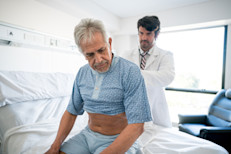 Las infecciones en los órganos son más graves que las de la piel y se parecen a otras enfermedades. Por ejemplo, la aspergilosis (hongos en los pulmones) tiene síntomas similares a la tuberculosis, mientras que la meningitis micótica (en la médula espinal) comienza con fiebre y dolor de cabeza. Esto puede retrasar su diagnóstico y tratamiento.