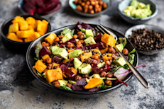 Por ejemplo, las patatas dulces (batata o camote), maíz, chícharos, calabaza de invierno, todos los cereales, incluida la avena, la quinua y el trigo integral, el yogur y la leche, las frutas: son los carbohidratos "buenos".