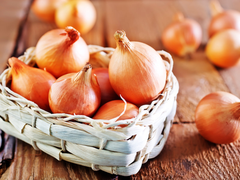 Pese a su fama de hacer llora y su olor penetrante, pocos alimentos tienen tantas virtudes terapéuticas y versatilidad como la cebolla. Bajo sus capas esconde muchos secretos que protegen tu salud. Conócelos.