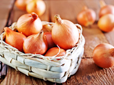 Pese a su fama de hacer llora y su olor penetrante, pocos alimentos tienen tantas virtudes terapéuticas y versatilidad como la cebolla. Bajo sus capas esconde muchos secretos que protegen tu salud. Conócelos.